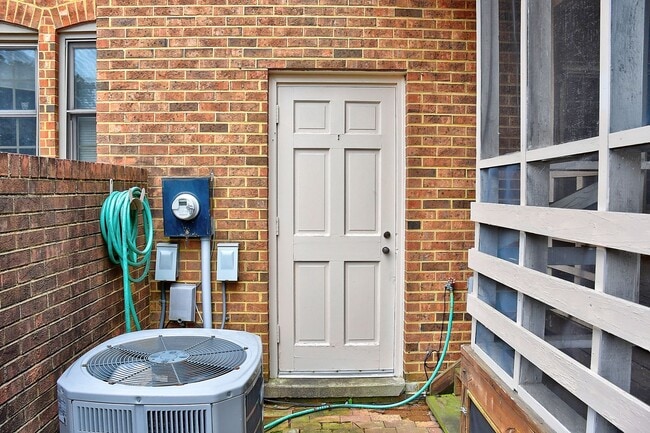 Building Photo - DOWNTOWN NORFOLK TOWNHOUSE