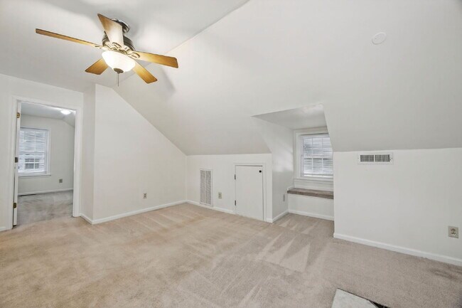 Building Photo - 2 bed 1 bath with fenced in yard in Norfolk