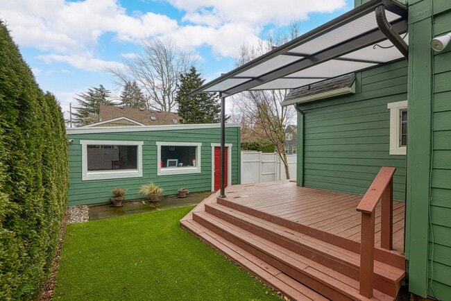 Building Photo - Delightful 4 Bed/2.5 Bath Craftsman home in the Rose City Park Neighbood