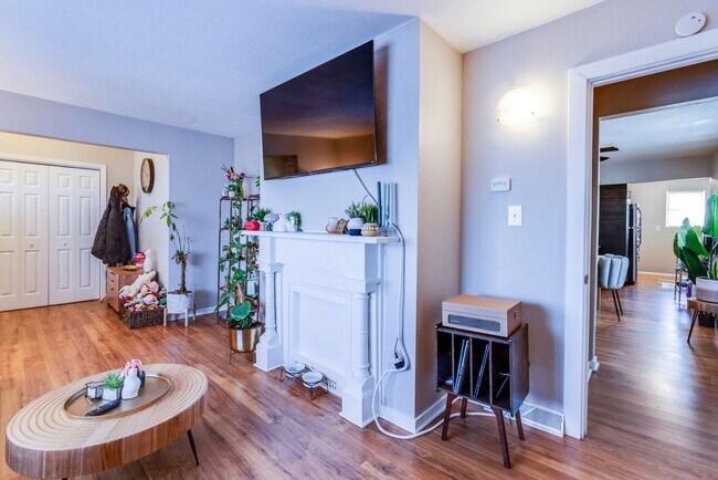 Building Photo - 1022 E Warrington Ave