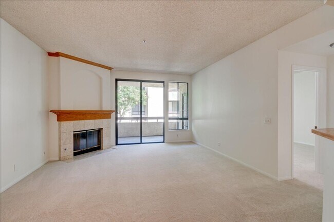 Building Photo - Resort Like Living 2 Master Suites Condo F...
