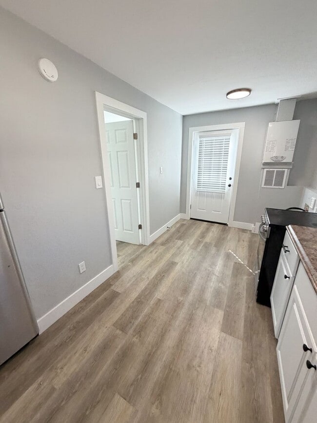 Building Photo - 2 Bedroom, 1 Bathroom Home