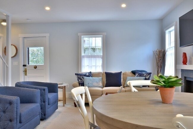 Building Photo - 5 Green Ln