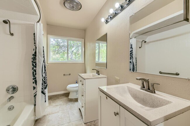 Building Photo - Gorgeous San Antonio home with large backy...