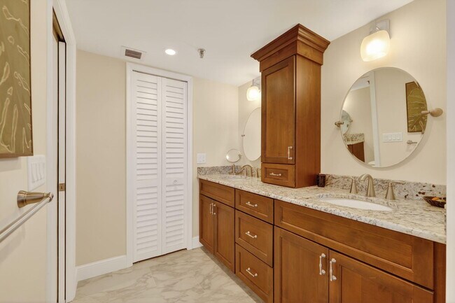 Building Photo - 9960 S Ocean Dr