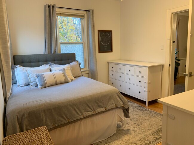 Building Photo - 910 Lake St