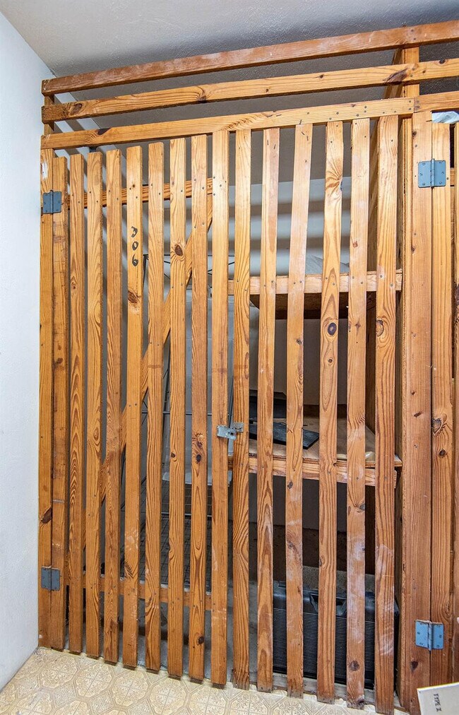 Building Photo - 651 Pine Dr