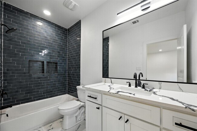 Building Photo - 508 W White Ave