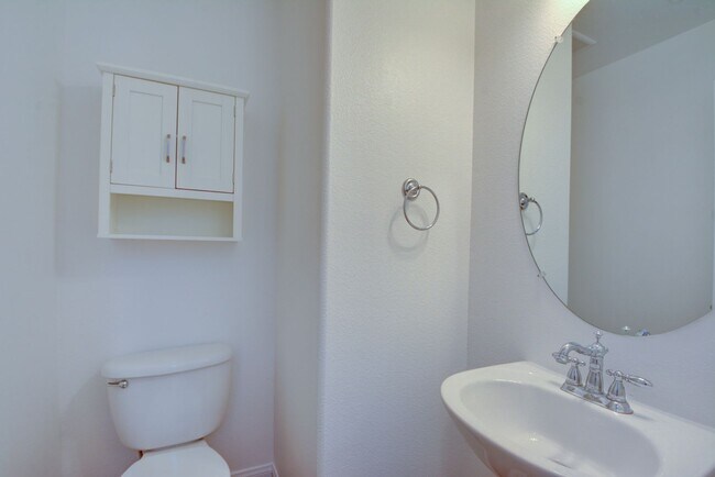 Building Photo - Fabulous 3 bed/2.5 bath two-story home in ...