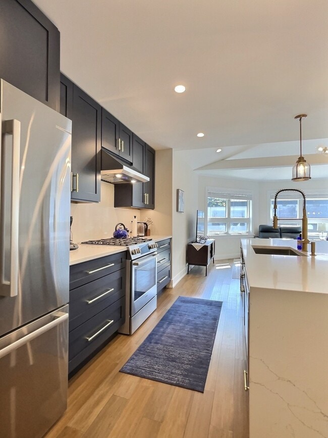 Building Photo - 5245 W Ardmore Ave