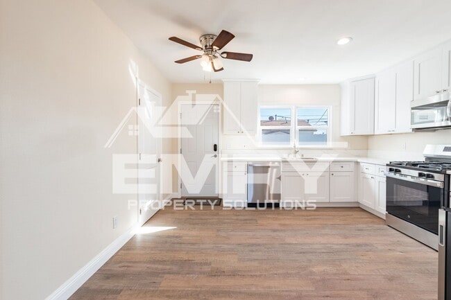 Building Photo - 920 E Elma St