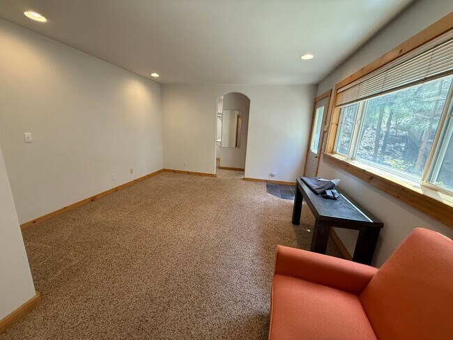 Building Photo - Unique 2 Bed/2 Bath Craftsman on Bend's We...