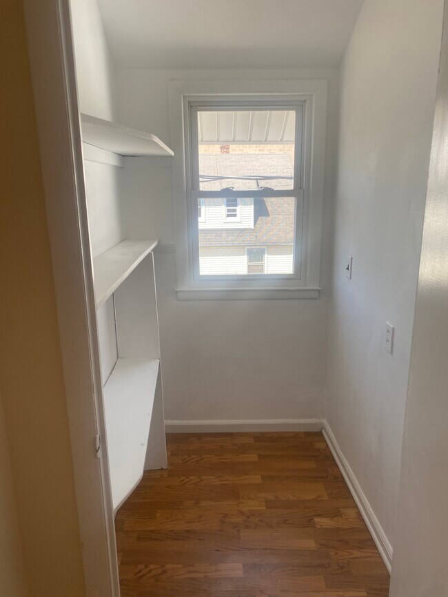 Building Photo - 25 Melrose Pl