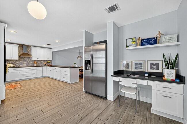 Building Photo - 818 Silvergate Dr
