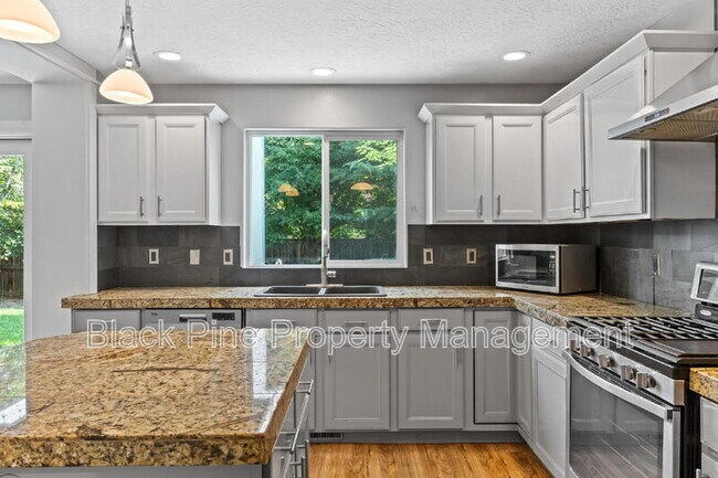 Building Photo - 6018 N Silver Maple Ave