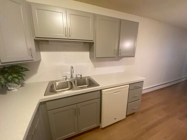 Building Photo - 2 Bedroom 1 Bath Condo in Heather Gardens