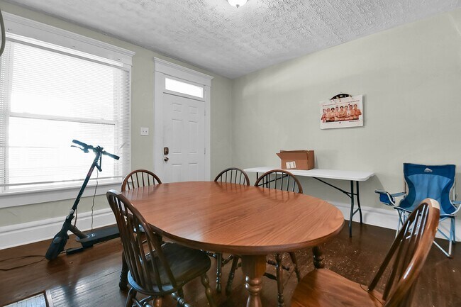 Building Photo - 1508 Summit St