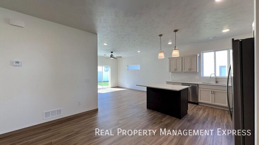 Building Photo - Modern 3 Bed, 2.5 Bath Townhome in West Sioux Falls