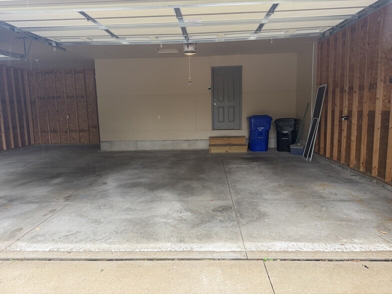 Building Photo - 2701 E Glenhurst Ln