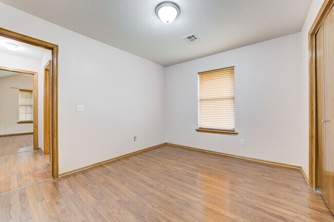 Building Photo - Beautiful 3x2 with Sunroom in Yukon