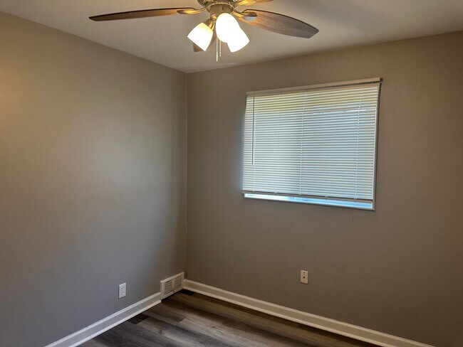 Building Photo - 3 BEDROOM HOME IN WARREN