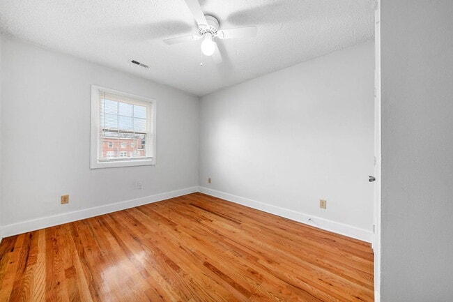 Building Photo - 1378 1/2 Indianola Ave