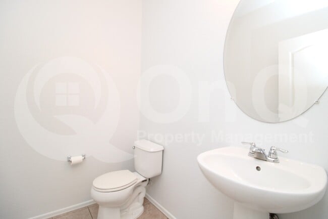 Building Photo - 8147 W Lynwood St
