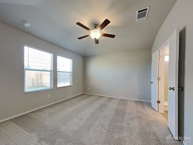 Building Photo - 5217 Saddle Clb Dr