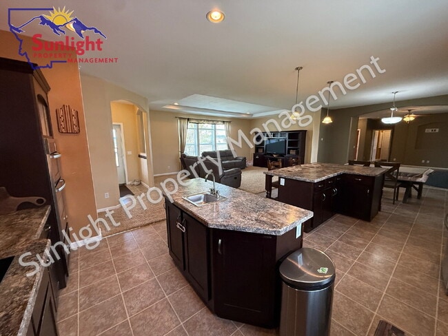 Building Photo - 3 Bed 2 Bath 2,756 sq ft on 2+ acres in Columbus