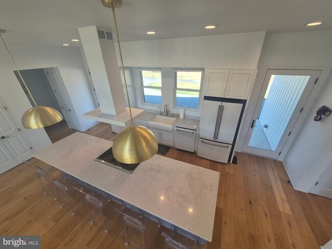 Building Photo - 330 Majestic Ln