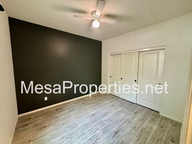 Building Photo - 3134 E La Avenida Dr