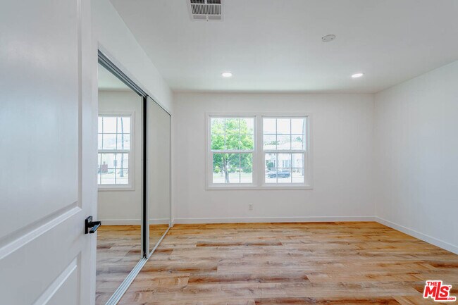 Building Photo - 938 W Glenoaks Blvd