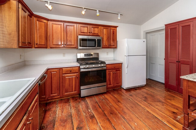 Building Photo - 34 Buttonwood St