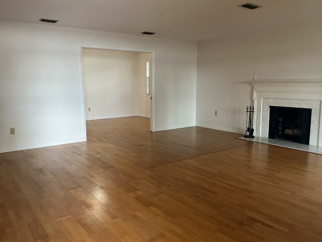 Building Photo - 158 Lake Hollingsworth Dr