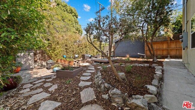 Building Photo - 850 Serrano Pl