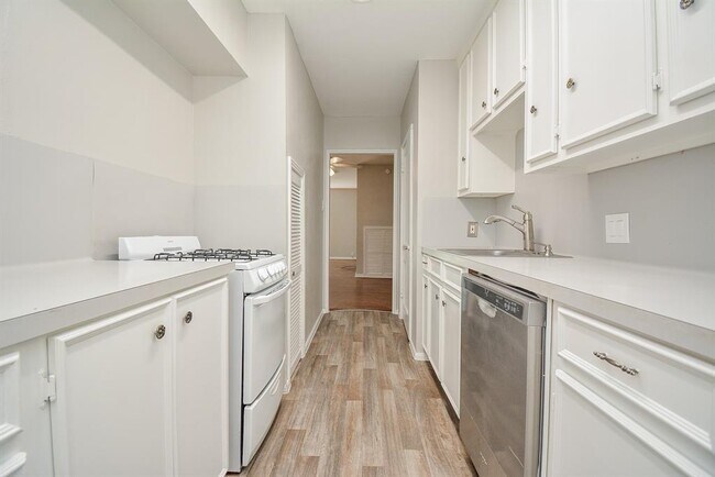 Building Photo - 2718 Wroxton Rd