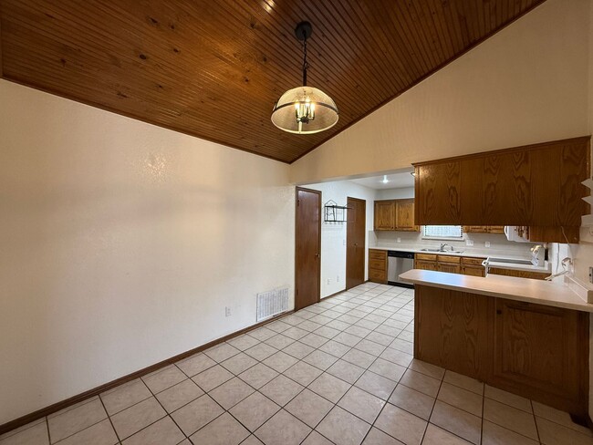 Building Photo - Welcome to this charming 3 bedroom, 2 bath...