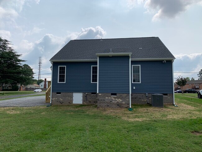 Building Photo - 8110 Signal Hill Rd