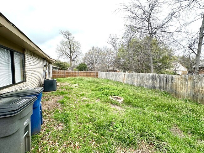 Building Photo - Charming Home With Large Back Yard!