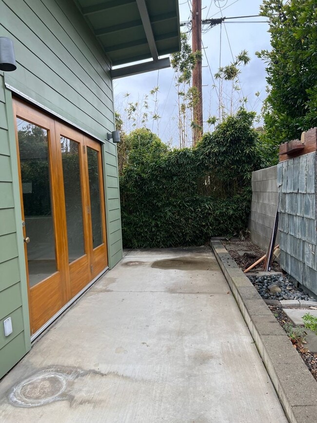 Building Photo - Super Sweet, Modern Style Back House