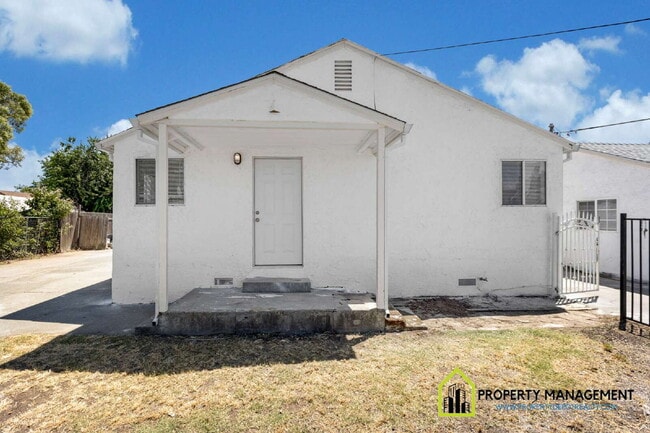 Building Photo - Charming 2-Bedroom Retreat in Sacramento – Gated w/Large yard