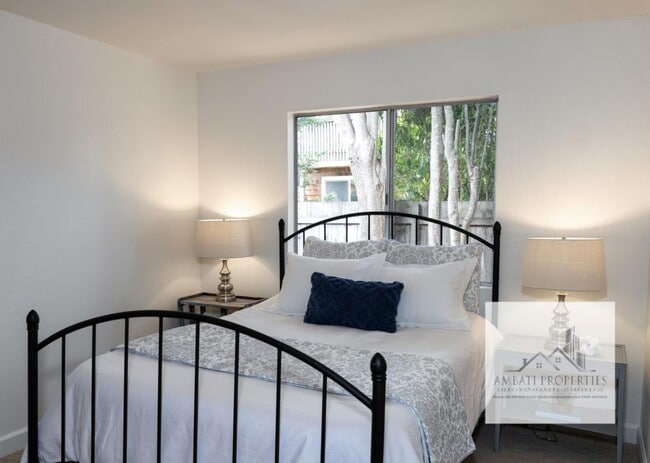 Building Photo - Monthly Rental Opportunity: Charming Singl...