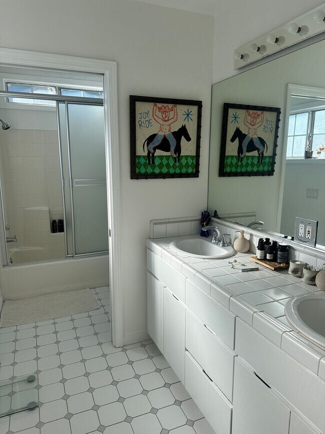 Building Photo - Lovely Home in the Kentwood area of Westchester