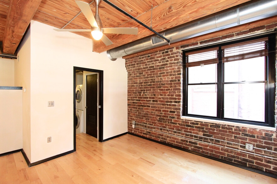 Building Photo - 220 W Jackson Ave