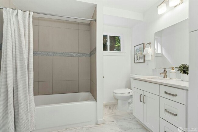 Building Photo - Spacious Richmond Highlands Retreat with Modern Updates & Flexible Living