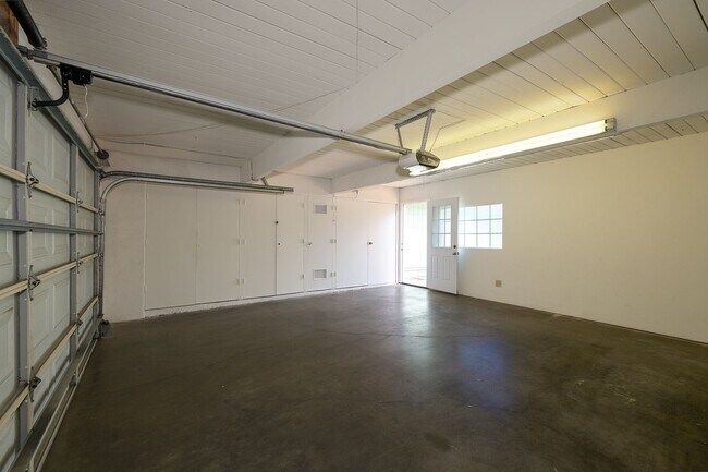Building Photo - 173 W Elfin Green