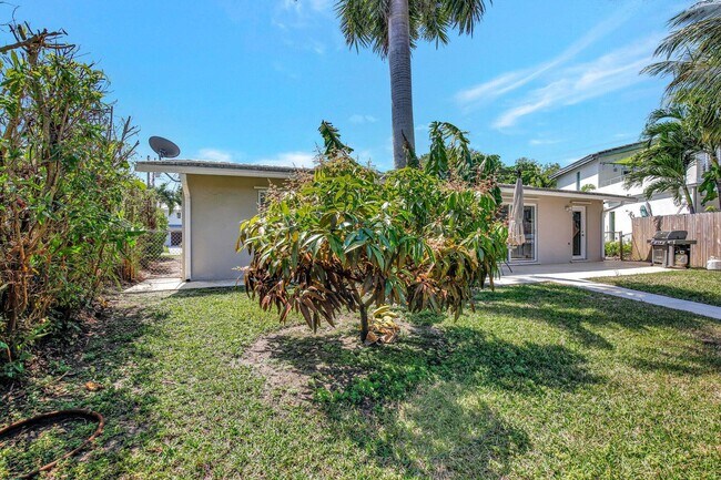 Building Photo - 1733 SW 5th Ct