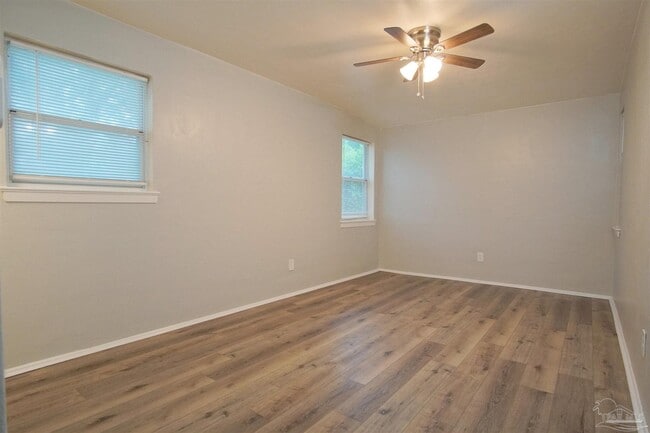 Building Photo - 160 Vassar Dr