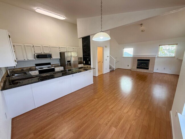 Building Photo - 537 Canyon View Dr