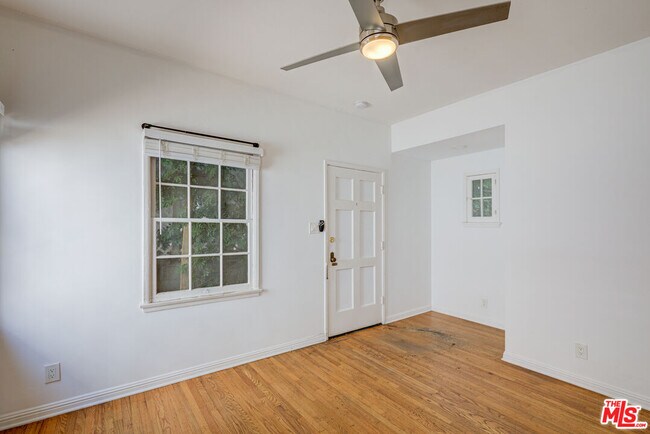 Building Photo - 967 N Doheny Dr